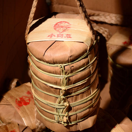 重磅！重磅！重磅！！！年终囤货必入款：90年代老料【何氏兄弟私人定制小白菜】等级极高，汤色已红，老味十足，一泡难求！125g*片！ 商品图0