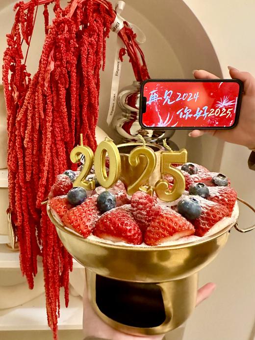 新年限定 红火2025🔥火锅盆装草莓奶油蛋糕（赠送2025蜡烛一套、蜡烛灯一个） 商品图2