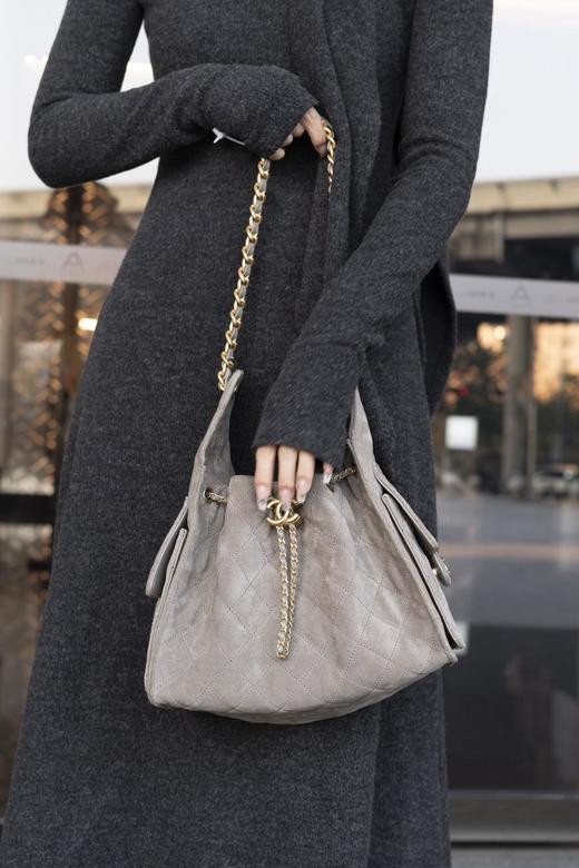 香奈儿25C灰色麂皮hoho抽绳水桶包小号（HH） 商品图7