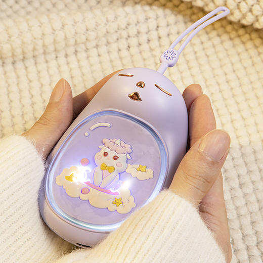 【暖暖的！！！很贴心！】寒冷冬夜，暖手宝伴身边。原创卡通萌宠设计，化身宇航员引领时尚潮流。恒温发热，两档温控恰到好处。姨妈期暖肚，化身小暖男。不仅暖手，还是氛围夜灯。冬日必备，热销畅销爆款！ 商品图3