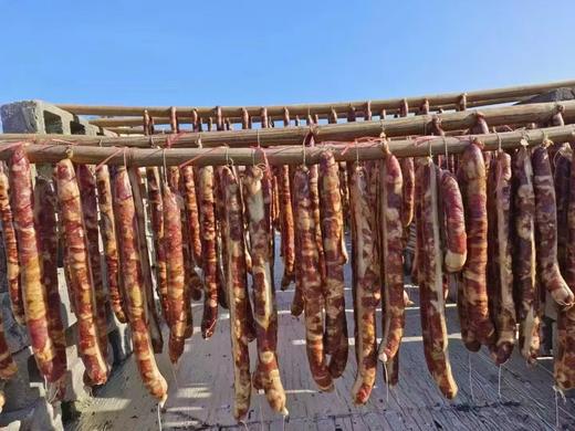 【建宁手工香肠/腊肉】精选肥瘦相间的猪腿肉，用盐、香料细细揉捻，灌入新鲜小肠内，而后，交由阳光与时间雕琢。-TJLL 商品图2