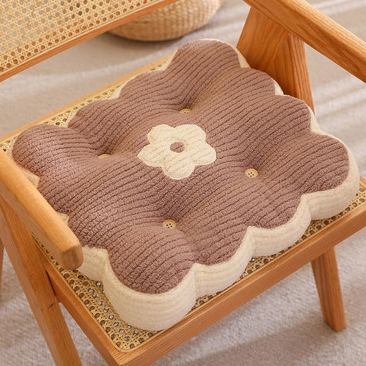 【一垫多用！秋冬必备！】四季通用加厚学生椅子坐垫 办公室 沙发 柔软毛绒座垫枕 多种用途 久坐不累 释放臀部压力 轻松久坐简约造型 四季皆宜！ 商品图5