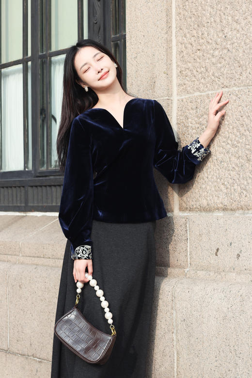 逸红颜明月优选 #老钱新年丝绒中式上衣【宁愿】缠枝莲纹金线刺绣袖口，美到心尖上 商品图8