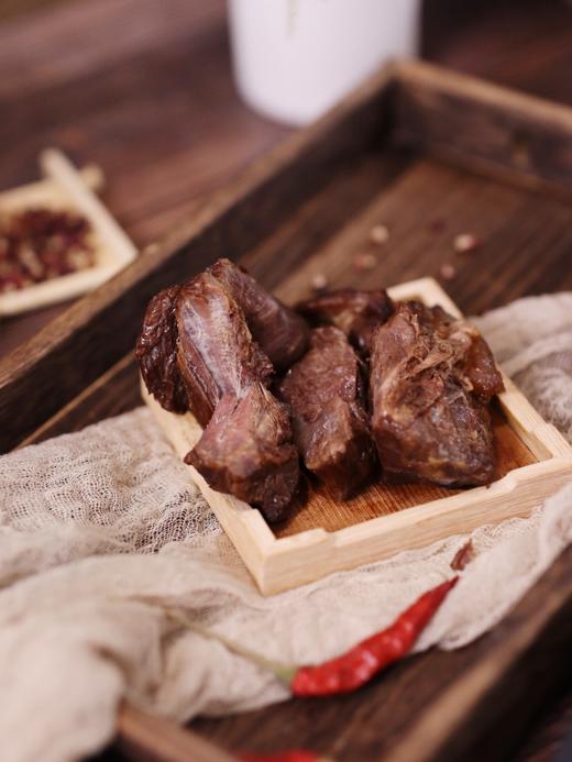 内蒙特产卤牛肉、草原红旋风酱牛肉！瘦而不柴，⁡鲜香有嚼劲 传统卤制工艺，⁠文火慢卤入味！草饲原切牛肉，⁠肉质紧实，⁢肉香浓郁~0色素、⁧0淀粉、‬0注胶！高温杀菌真空锁鲜，低脂高蛋白！安全健康无添加~ 商品图10