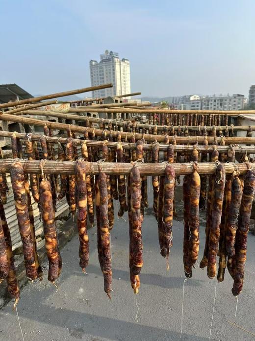 【建宁手工香肠/腊肉】精选肥瘦相间的猪腿肉，用盐、香料细细揉捻，灌入新鲜小肠内，而后，交由阳光与时间雕琢。-TJLL 商品图1