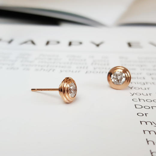 【天然正品】AU750玫瑰金时尚经典款飞碟造型共0.80克拉钻石耳钉7.3*7.3*15.7MM（皆取最大值）女士现售价：5880！071224DZ05 商品图5