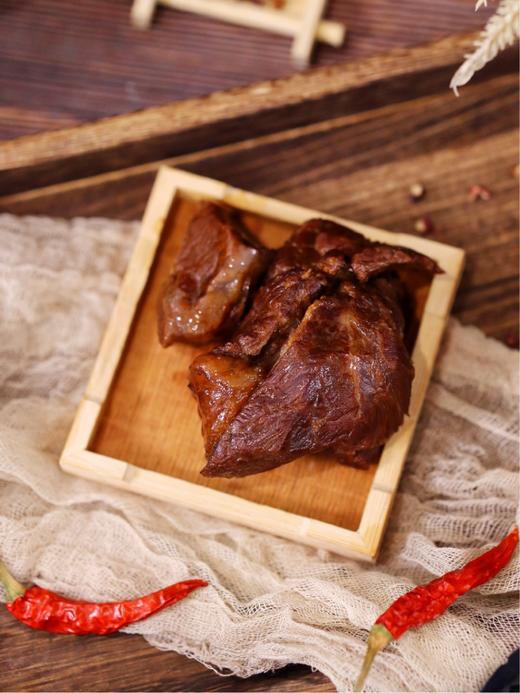 内蒙特产卤牛肉、草原红旋风酱牛肉！瘦而不柴，⁡鲜香有嚼劲 传统卤制工艺，⁠文火慢卤入味！草饲原切牛肉，⁠肉质紧实，⁢肉香浓郁~0色素、⁧0淀粉、‬0注胶！高温杀菌真空锁鲜，低脂高蛋白！安全健康无添加~ 商品图9