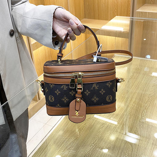 【潮流外观，时尚必备】女性旅行者专属，手提水桶，化妆品必备；高质感、大容量分区，带你走天下；可拆卸肩带，随心所欲；复古印花，细节体现品质，让你时尚又百搭！ 商品图7