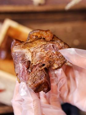 内蒙特产卤牛肉、草原红旋风酱牛肉！瘦而不柴，⁡鲜香有嚼劲 传统卤制工艺，⁠文火慢卤入味！草饲原切牛肉，⁠肉质紧实，⁢肉香浓郁~0色素、⁧0淀粉、‬0注胶！高温杀菌真空锁鲜，低脂高蛋白！安全健康无添加~