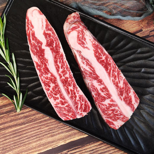 【新年礼盒套餐三： 新春尊享丰年礼盒】 2.5斤装——谷饲安格斯板腱牛排 3片+阿根廷谷饲西冷牛排 2片+澳洲谷饲眼肉牛排 2片+美国牛小排1片 送海盐黑胡椒1瓶+新年贺卡 商品图3