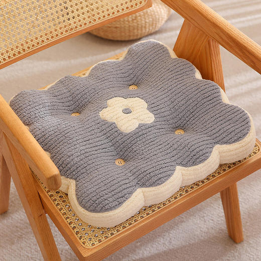 【一垫多用！秋冬必备！】四季通用加厚学生椅子坐垫 办公室 沙发 柔软毛绒座垫枕 多种用途 久坐不累 释放臀部压力 轻松久坐简约造型 四季皆宜！ 商品图7