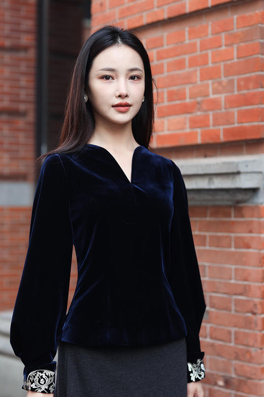 逸红颜明月优选 #老钱新年丝绒中式上衣【宁愿】缠枝莲纹金线刺绣袖口，美到心尖上 商品图1