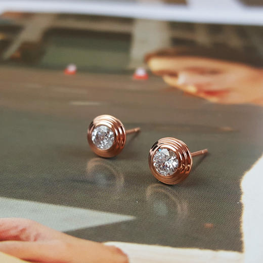 【天然正品】AU750玫瑰金时尚经典款飞碟造型共0.80克拉钻石耳钉7.3*7.3*15.7MM（皆取最大值）女士现售价：5880！071224DZ05 商品图4