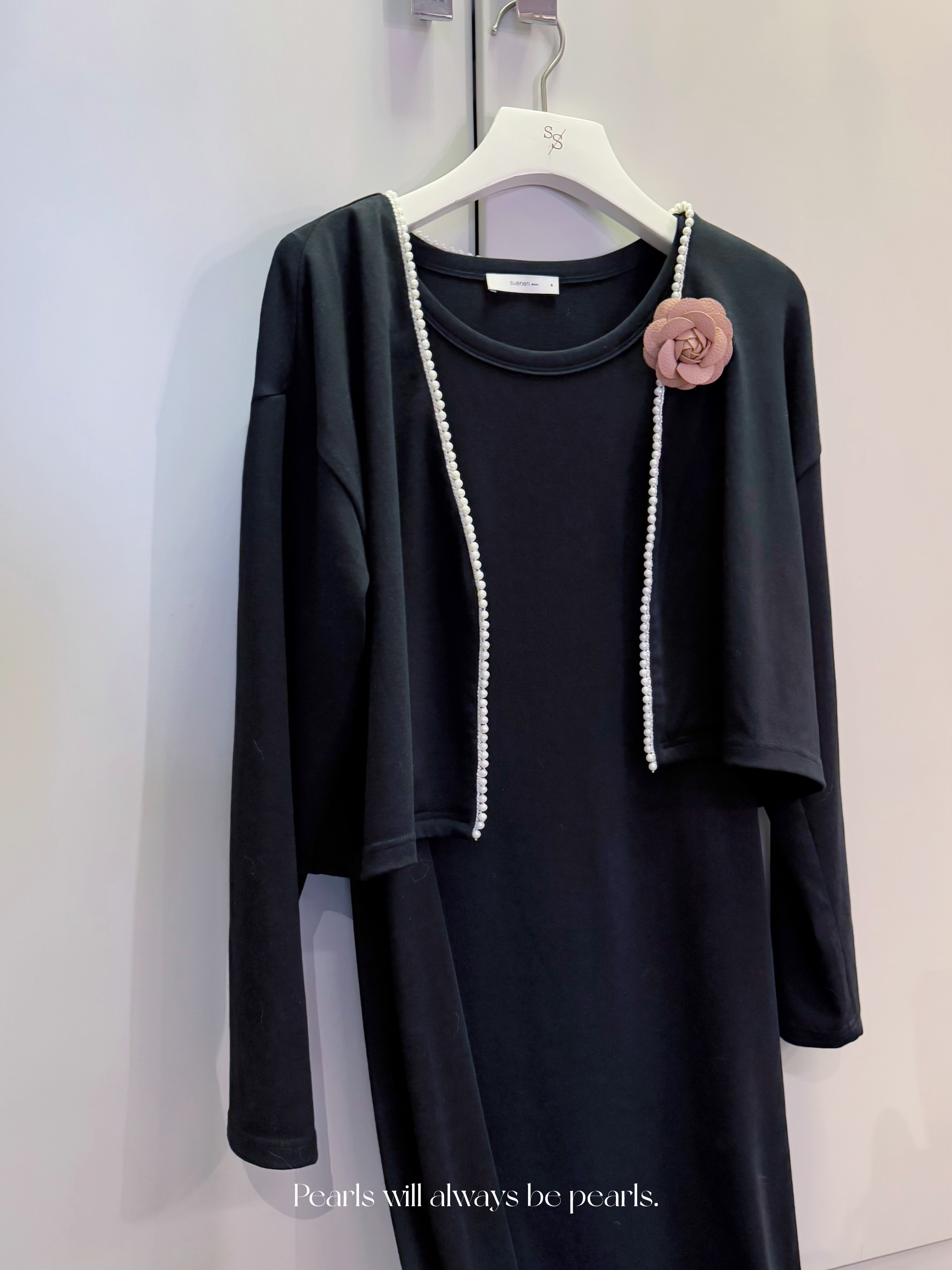 珍珠永远是珍珠 内敛温柔悄然绽放女性气质的珍珠点缀针织套装 黑色