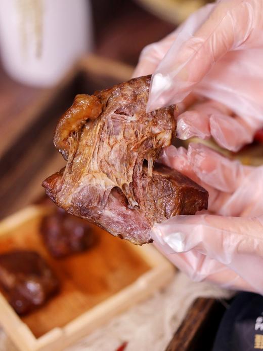 内蒙特产卤牛肉、草原红旋风酱牛肉！瘦而不柴，⁡鲜香有嚼劲 传统卤制工艺，⁠文火慢卤入味！草饲原切牛肉，⁠肉质紧实，⁢肉香浓郁~0色素、⁧0淀粉、‬0注胶！高温杀菌真空锁鲜，低脂高蛋白！安全健康无添加~ 商品图14