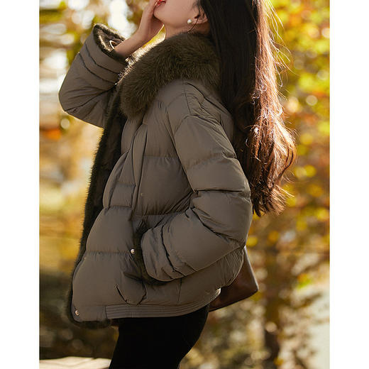 【高货ayts】全新升级【铂金会员882/天猫1199/差价317】(52045) 洛诗琳高端狐狸毛领水貂饰边95白鹅绒短款面包羽绒服 商品图0