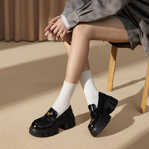 千百度JK厚底乐福鞋女款气质百搭新款增高通勤学院风黑色小皮鞋A25166110 商品图4