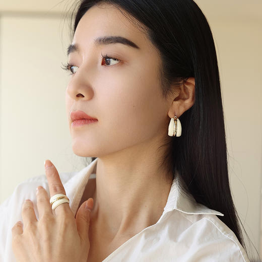 【张婧仪&赵丽颖&刘芳菲同款】Retro Chic | 奥斯白色珐琅耳圈&奥斯白色珐琅戒指套装 商品图3