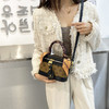 【潮流外观，时尚必备】女性旅行者专属，手提水桶，化妆品必备；高质感、大容量分区，带你走天下；可拆卸肩带，随心所欲；复古印花，细节体现品质，让你时尚又百搭！ 商品缩略图1