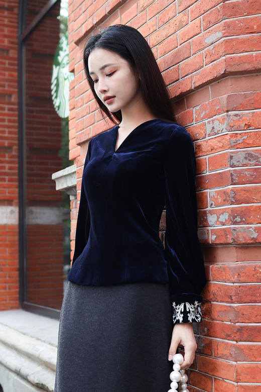 逸红颜明月优选 #老钱新年丝绒中式上衣【宁愿】缠枝莲纹金线刺绣袖口，美到心尖上 商品图6