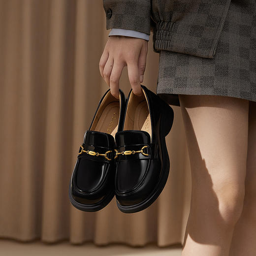 千百度厚底漆皮乐福鞋女款增高JK通勤一脚蹬小皮鞋A25163719 商品图4