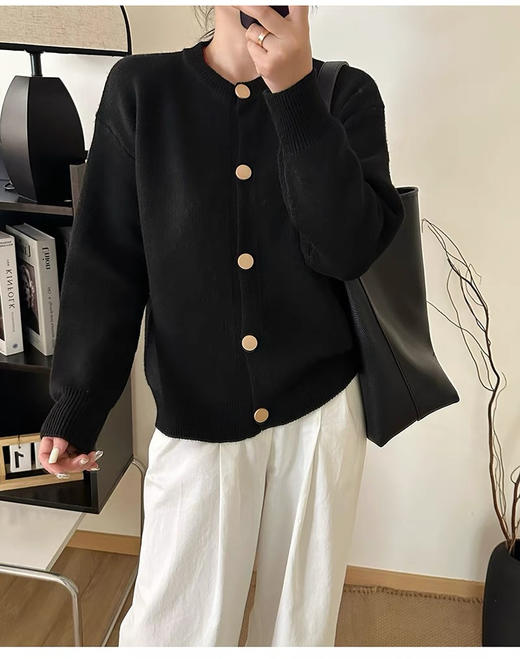 💥【温柔金色纽扣加厚针织外套 M607】☺️是第一眼就很心动❤️的开衫，🔺这件一定不要错过，🌻面料特别厚实，感觉就是那种冬天搭配👏打底衫就可以穿的款。❗❗❗ 商品图2