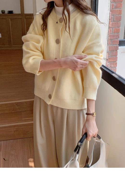 💥【温柔金色纽扣加厚针织外套 M607】☺️是第一眼就很心动❤️的开衫，🔺这件一定不要错过，🌻面料特别厚实，感觉就是那种冬天搭配👏打底衫就可以穿的款。❗❗❗ 商品图5