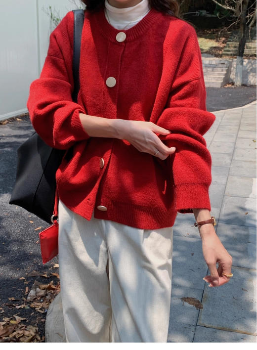 💥【温柔金色纽扣加厚针织外套 M607】☺️是第一眼就很心动❤️的开衫，🔺这件一定不要错过，🌻面料特别厚实，感觉就是那种冬天搭配👏打底衫就可以穿的款。❗❗❗ 商品图3