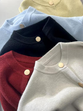 💥【温柔金色纽扣加厚针织外套 M607】☺️是第一眼就很心动❤️的开衫，🔺这件一定不要错过，🌻面料特别厚实，感觉就是那种冬天搭配👏打底衫就可以穿的款。❗❗❗