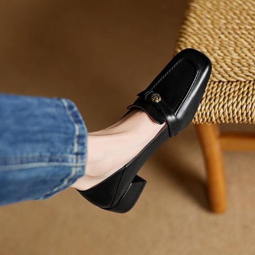 【预售5天】法式复古单鞋女春秋2025新款圆头中跟粗跟套脚真皮卡其色乐福鞋女HB&6606 商品图3