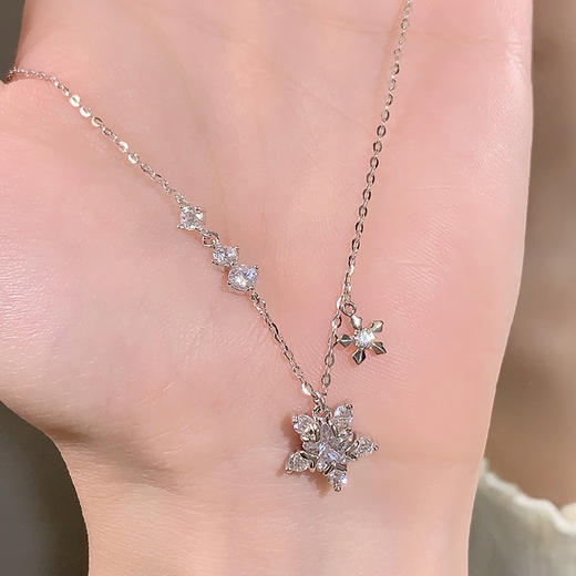 卡蒂罗/KADER 星光雪花项链 小众清冷感雪绒花璀璨繁花设计可调节锁骨链 闪耀星光满钻吊坠 925银 商品图7