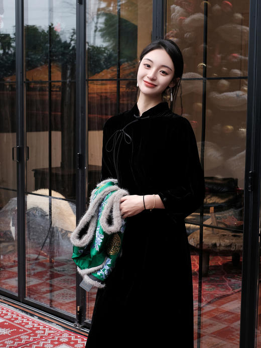 盛唐婧 |新中式立领系带丝绒鱼尾连衣裙黑色 商品图0