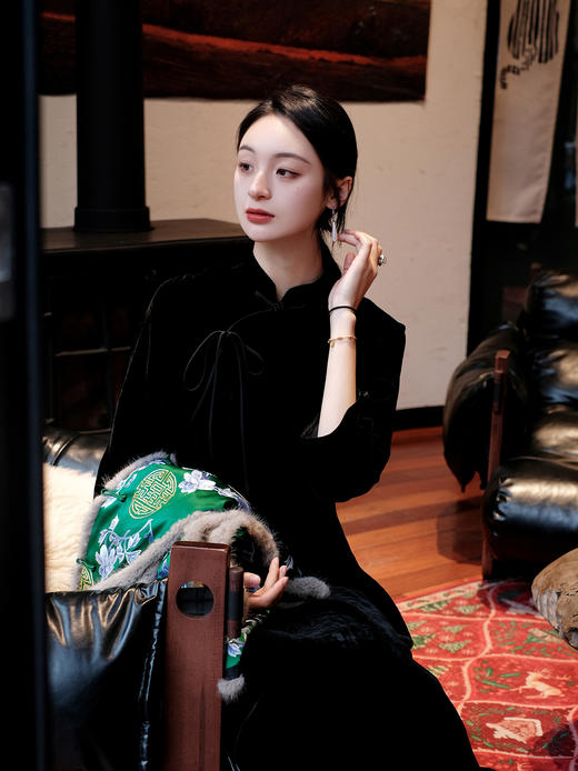 盛唐婧 |新中式立领系带丝绒鱼尾连衣裙黑色 商品图4