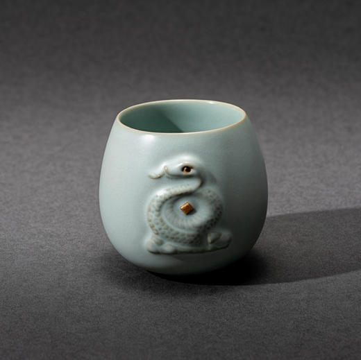 雅器 ｜年度重磅蛇年生肖作品～东道汝窑·汝蛇杯（天青）
福蛇抱财，屹立不倒～招财汝蛇杯
12月23日全球首发 商品图0