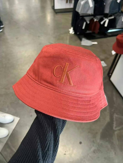 [庆祝]¥280直邮到手❗️Ck 橘红色logo渔夫帽，立体精致的刺绣logo，超级好看的一款颜色，这个价格闭眼入🙈 商品图0