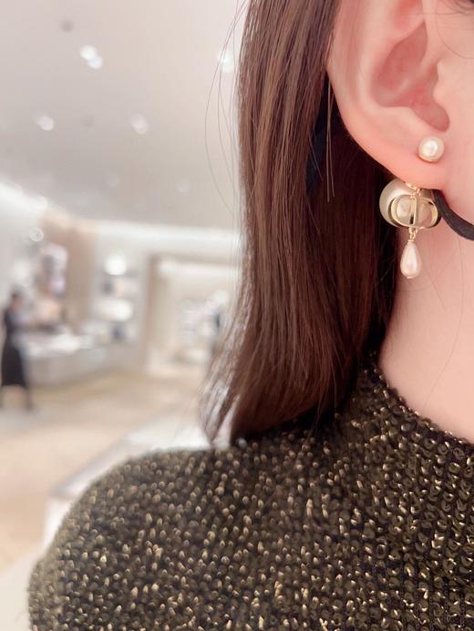 迪奥经典简约清新的CD系列CD粉水滴珠双珠耳钉（XTY） 商品图5