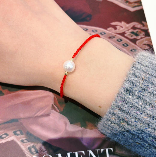 甄珠贝 新年&本命红绳手链 淡水珍珠8-9mm 很好看的复古风酒红色绳，两边18k金爆闪镭射金球，尾部点缀一颗5mm小珍珠，可调节手围 商品图9