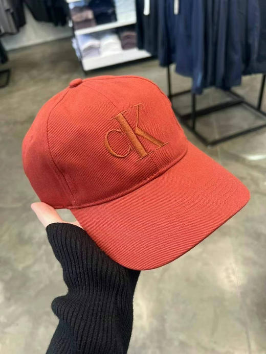 [庆祝]今日必入好货，超级无敌好价280直邮到手，Ck 橘红色棒球帽，自留啦❗️特别特别显白的颜色，青春又有活力的颜色！！！帽型非常修饰脸型，款式特别好看！！ 商品图3