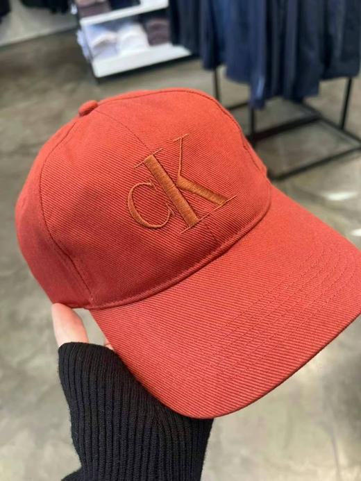 [庆祝]今日必入好货，超级无敌好价280直邮到手，Ck 橘红色棒球帽，自留啦❗️特别特别显白的颜色，青春又有活力的颜色！！！帽型非常修饰脸型，款式特别好看！！ 商品图2