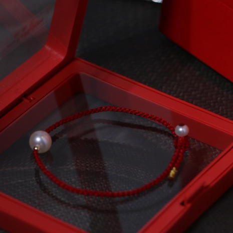 甄珠贝 新年&本命红绳手链 淡水珍珠8-9mm 很好看的复古风酒红色绳，两边18k金爆闪镭射金球，尾部点缀一颗5mm小珍珠，可调节手围 商品图6