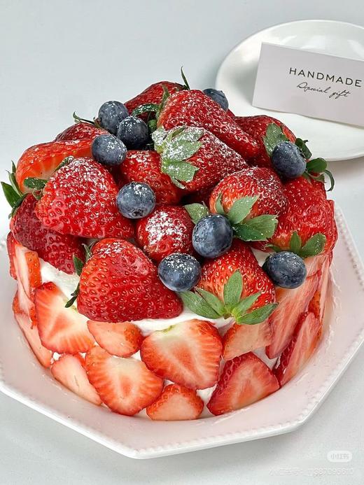 红丝绒草莓蛋糕 商品图0