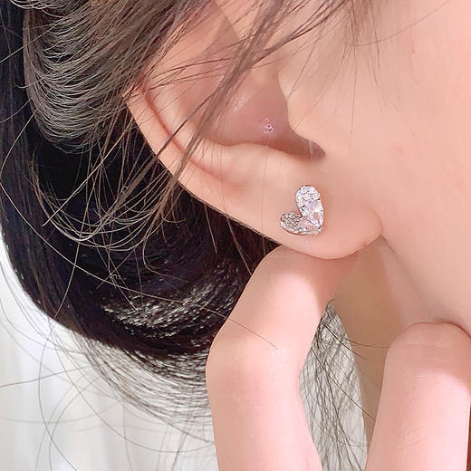 卡蒂罗/KADER 心心念念耳钉 不对称爱心经典百搭轻奢时尚睡觉免摘耳饰 心形锆石璀璨闪耀念念不忘必有回响 商品图3