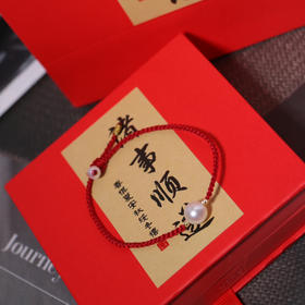 甄珠贝 新年&本命红绳手链 淡水珍珠8-9mm 很好看的复古风酒红色绳，两边18k金爆闪镭射金球，尾部点缀一颗5mm小珍珠，可调节手围