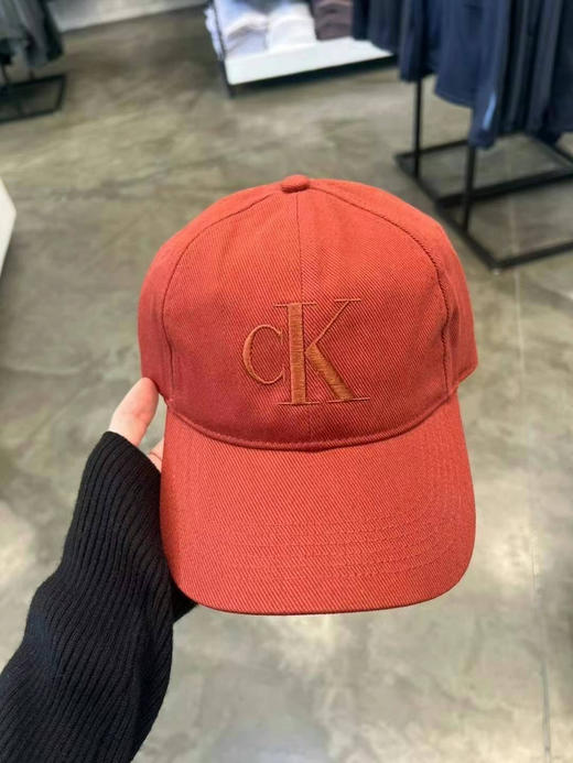 [庆祝]今日必入好货，超级无敌好价280直邮到手，Ck 橘红色棒球帽，自留啦❗️特别特别显白的颜色，青春又有活力的颜色！！！帽型非常修饰脸型，款式特别好看！！ 商品图1