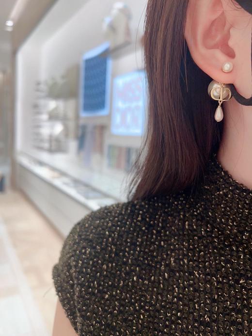 迪奥经典简约清新的CD系列CD粉水滴珠双珠耳钉（XTY） 商品图4