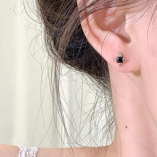 卡蒂罗/KADER 启明星耳钉 璀璨四芒星痞帅气质高街冷淡风纯银耳饰 甜酷个性大颗黑宝石原创设计亚比穿搭 商品图5