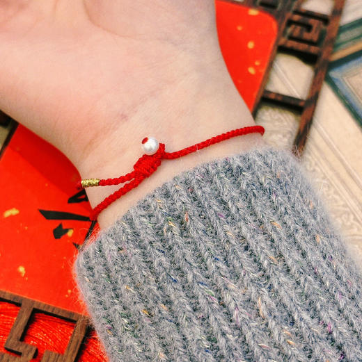 甄珠贝 新年&本命红绳手链 淡水珍珠8-9mm 很好看的复古风酒红色绳，两边18k金爆闪镭射金球，尾部点缀一颗5mm小珍珠，可调节手围 商品图12