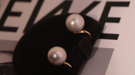 甄珠贝 经典高跟鞋耳钉 爱迪生13-14mm 冷光伴粉紫调 ji光正圆极微微瑕，轻微生长痕迹 18k金厚配件 商品图3