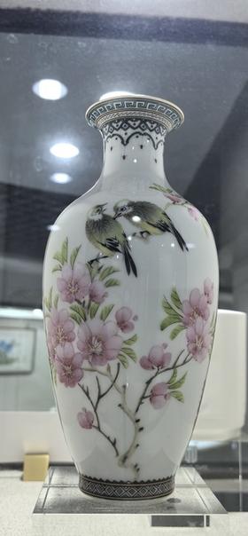 水点桃花赏瓶