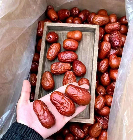 新疆和田枣王，俗话说一日吃三枣红颜不老!新疆源产地，自然成熟，树上风干，水洗晾晒，无打蜡、无染、无泡、无硫磺熏蒸,原生态；甜蜜香郁，肉质细腻，含糖量高！500克/盒 商品图2